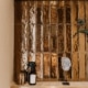 Toilet in kantoor mag best uitgesproken zijn! Zie hier onwijs gave gouden tegels, te zien in Rijswijk - Nuria Design